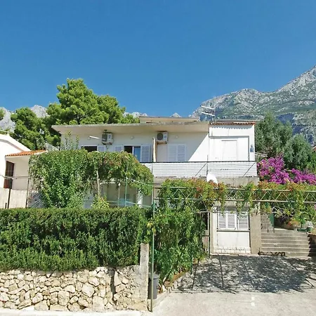 2 Bedroom Cozy Apartment In Makarska Apartmán *