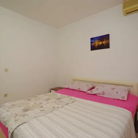 2 Bedroom Cozy Apartment In Makarska Apartmán *