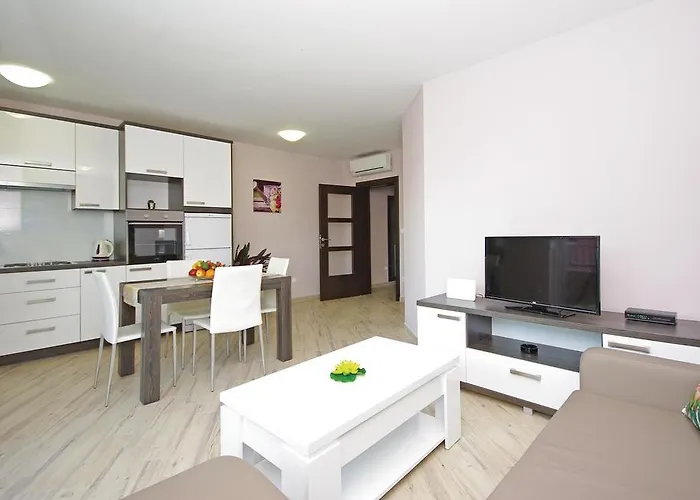 Two-bedroom With Sea View In Makarska