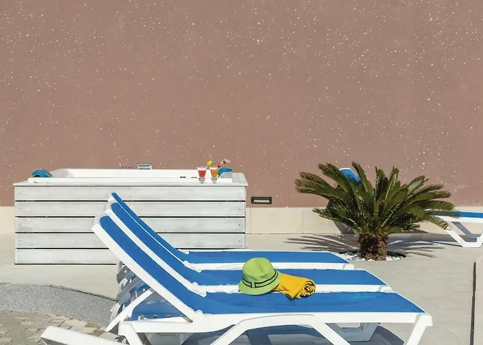 Two-bedroom With Sea View In Apartman