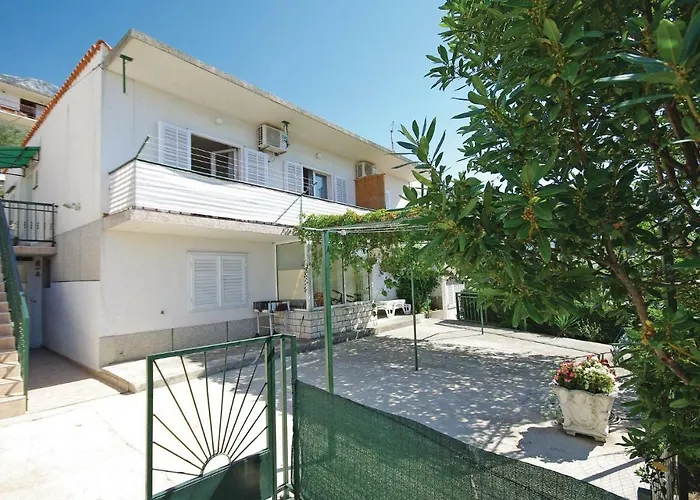 Two-bedroom With Sea View In Makarska