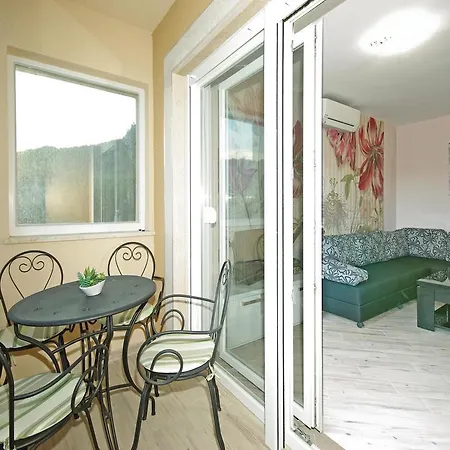 Two-bedroom With Sea View In Apartman